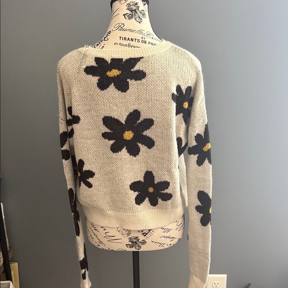 Active USA Cream and Black Floral Sweater - Picture 2 of 3